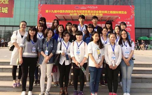 西安翻译学院学生参与第十九届西洽会韩国馆中韩翻译服务工作